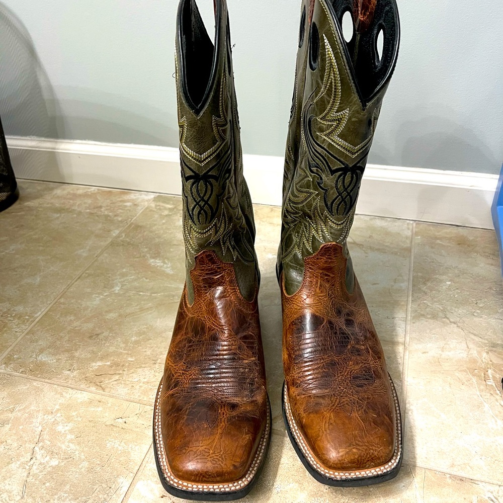 Men’s size 11D Ariat boots